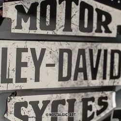 Szyld metalowy "Harley-Davidson. Things are different.." 20 cm x 30 cm - detal