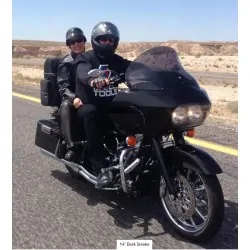 Szyba motocyklowa, ciemna, Flare 14" do '99-'13 Harley Road Glide, na motocyklu.