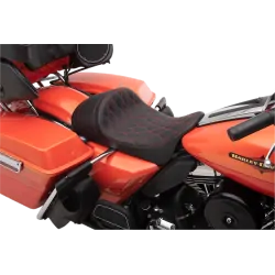 Siedzenie kierowcy Low-Profile Solo EZ-ON Forward Harley FL '08- wzór diament, czerwone szwy / PE 08011254